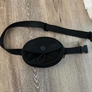 Lululemon black circle Fanny pack